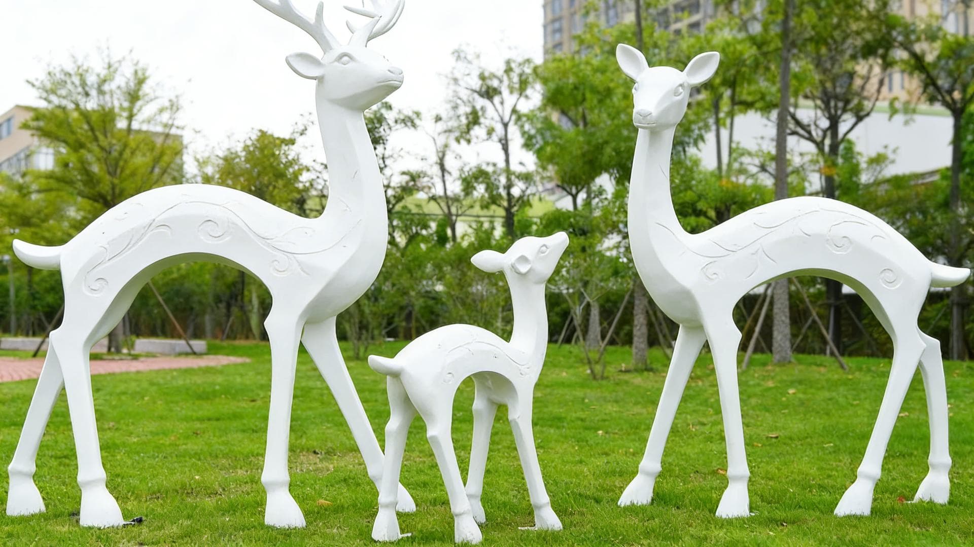 白色鹿群雕塑 城市公园草坪景观