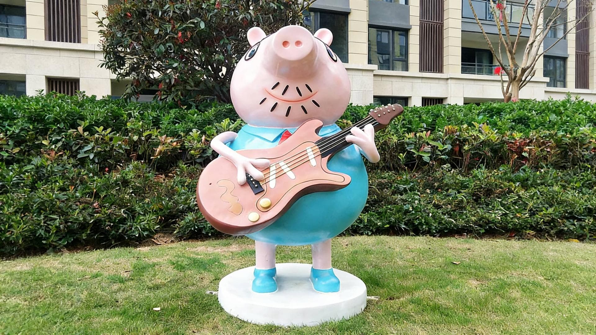 Peppa Pig雕像 拿吉他 草坪景观
