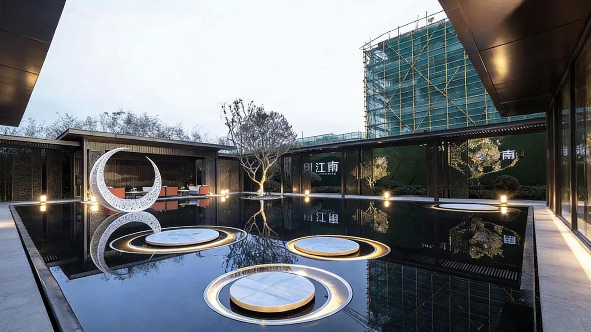 月牙不锈钢雕塑 · 水景庭院艺术装置