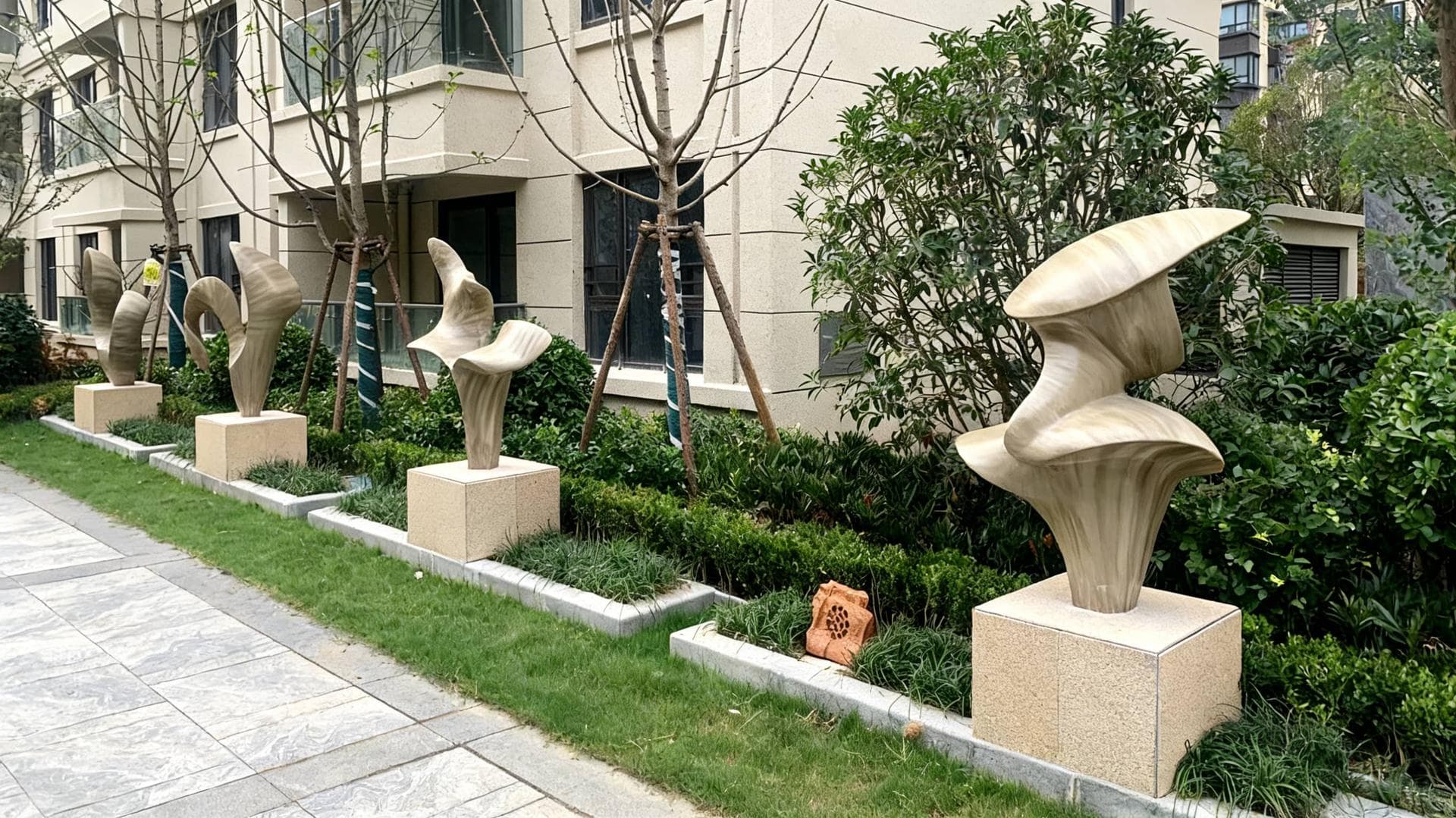 住宅小区入口处的玻璃钢抽象雕塑群
