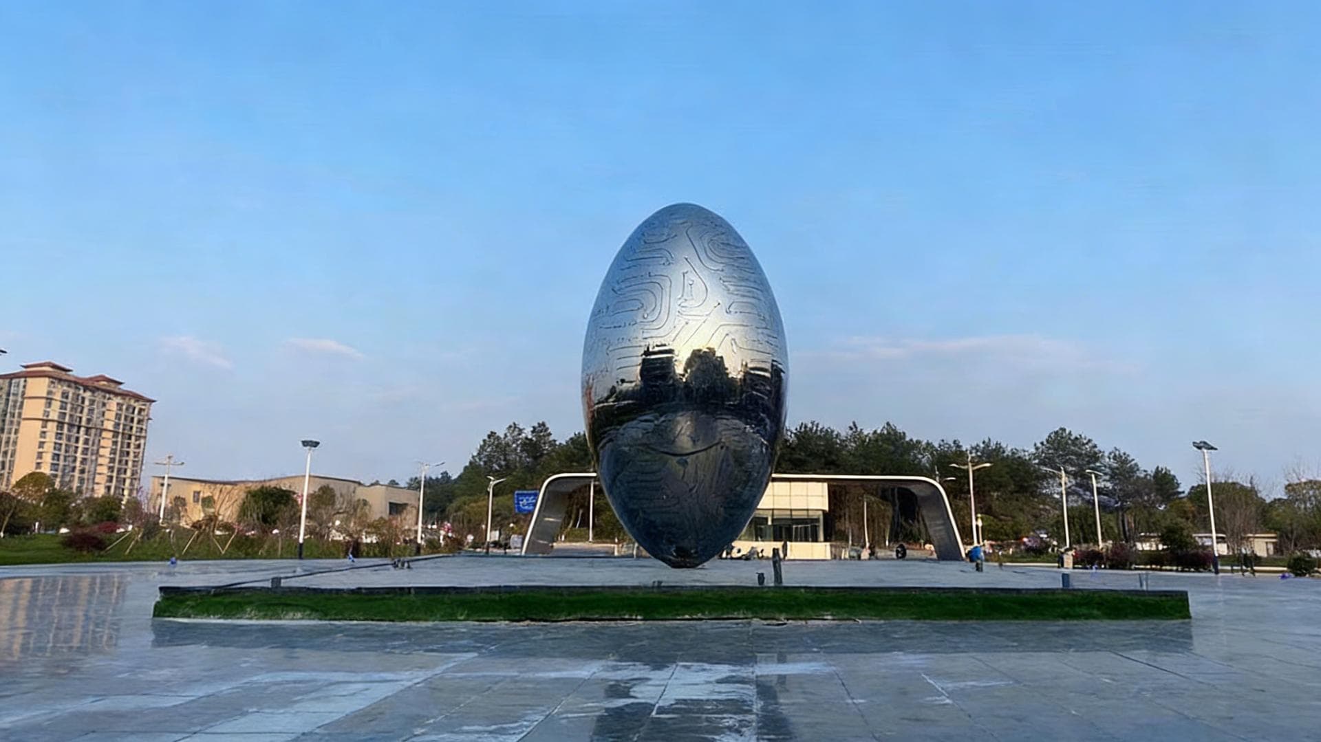 不锈钢晶核雕塑矗立于城市广场